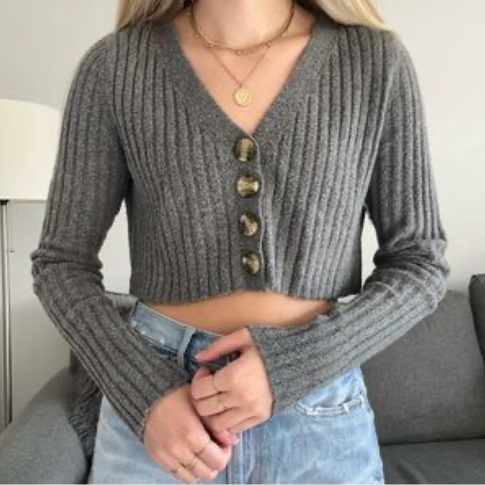 Urban Outfitters Cropped grey button sweater. Size S.